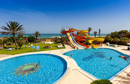 Piscine familiale avec toboggans et pataugoire